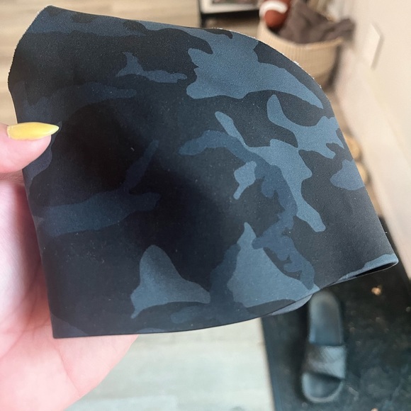 Lululemon Seamless Raw Edge Sports Bra in Deep Coal Camo (SIZE 2) - Picture 4 of 6